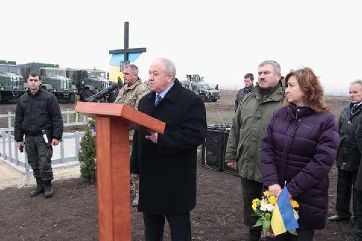 Памятный крест погибшим в вертолете МИ-8 открыт на Донетчине