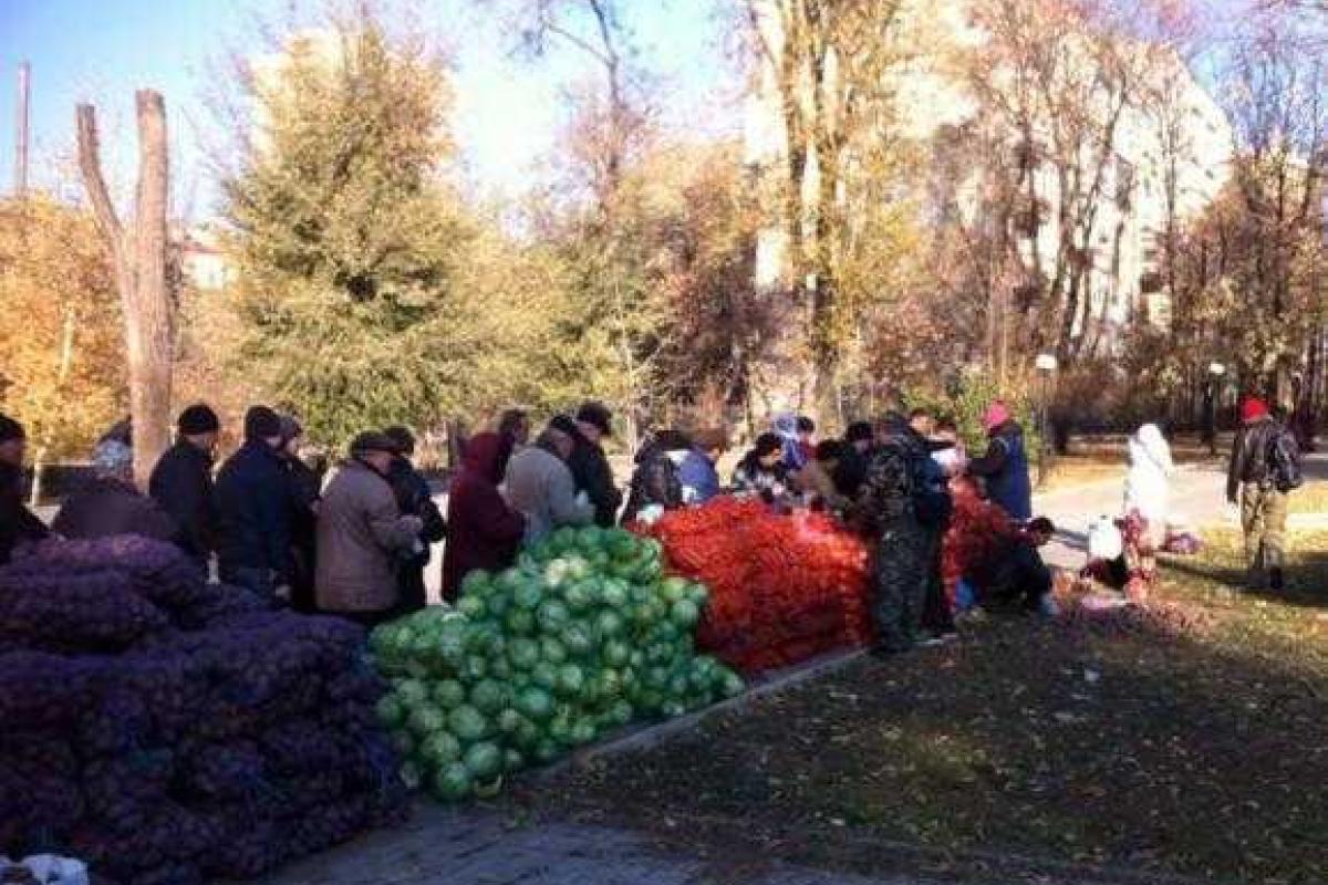 Жители "ДНР" идут на выборы поесть и запастись овощами