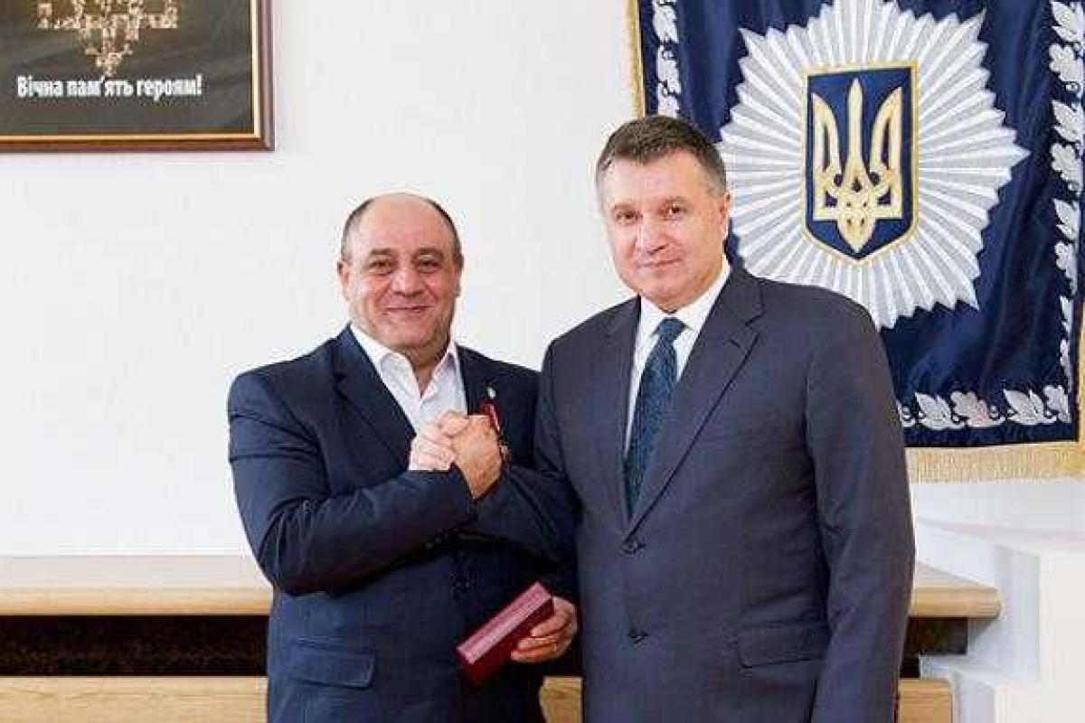 Арсен Аваков вручил госнаграду медику-волонтеру Арсен Аваков вручил госнаграду медику-волонтеру