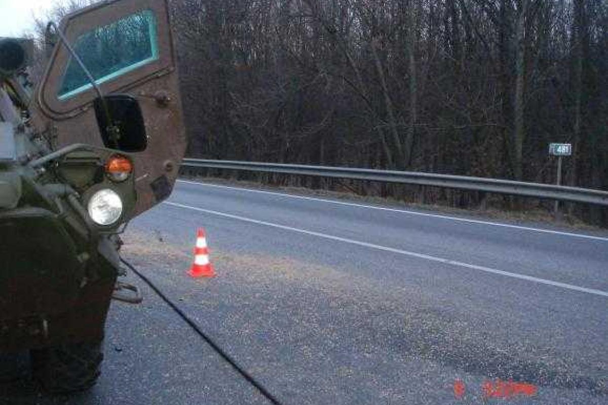 На Харьковщине стоящий на обочине БТР протаранило легковое авто На Харьковщине стоящий на обочине БТР протаранило легковое авто