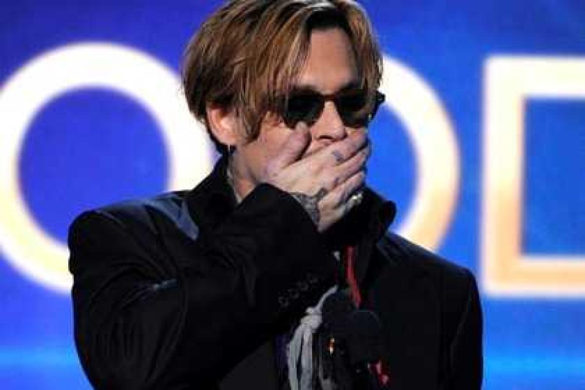 Джонни Депп еле стоял на ногах и матерился на официальном мероприятии Джонни Депп еле стоял на ногах и матерился на официальном мероприятии