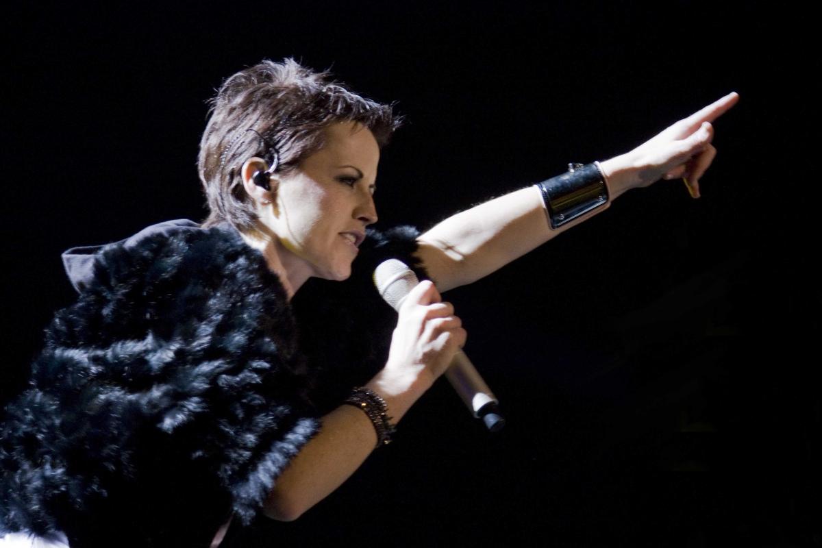 Солистка группы The Cranberries травмировала стюардессу Солистка группы The Cranberries травмировала стюардессу