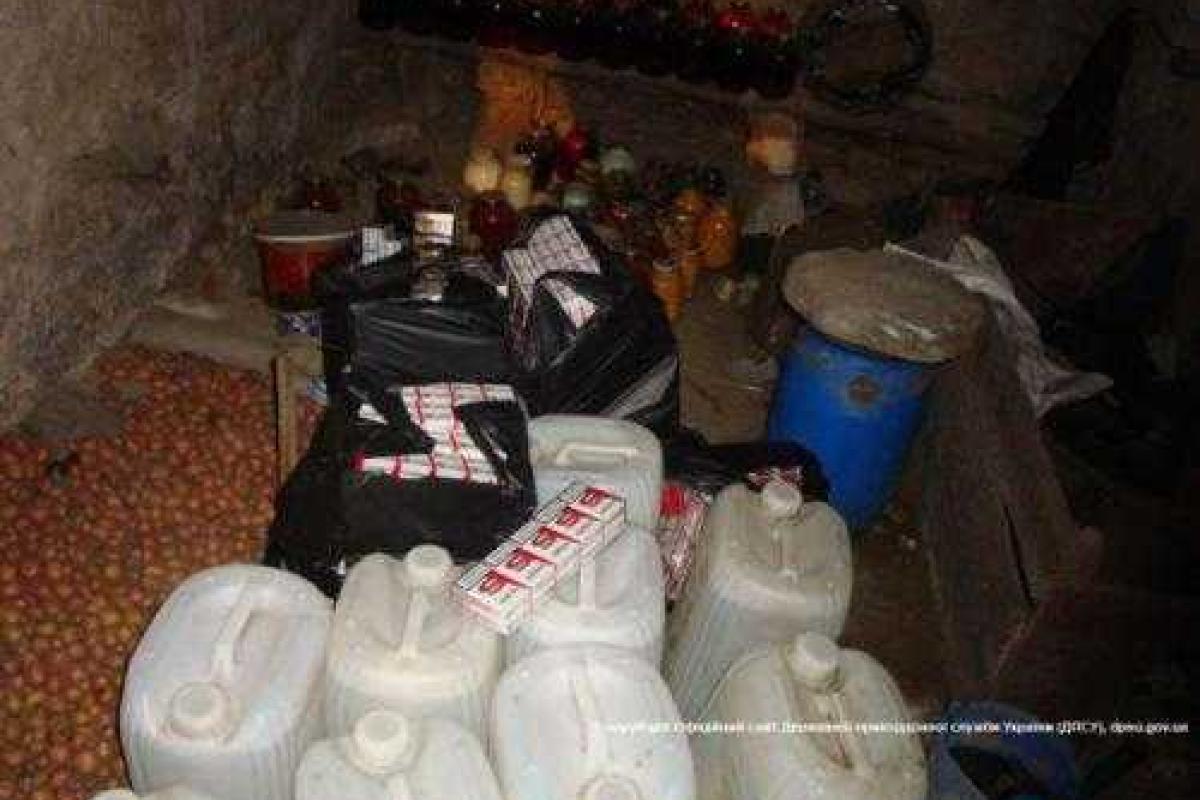 Склад со спиртом и сигаретами обнаружили пограничники в сельском погребе