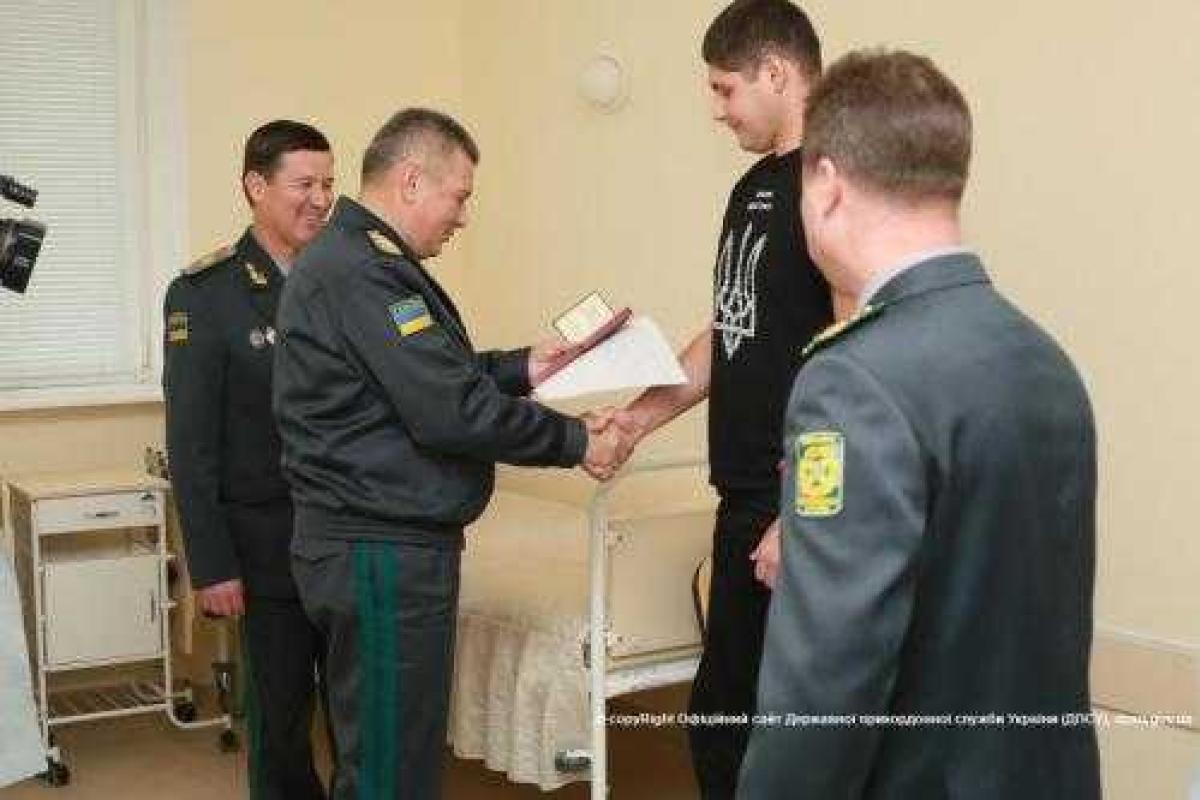Председатель Госпогранслужбы наградил раненых пограничников