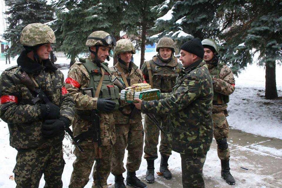 Школьница передала на передовую сладкий танк Школьница передала на передовую сладкий танк