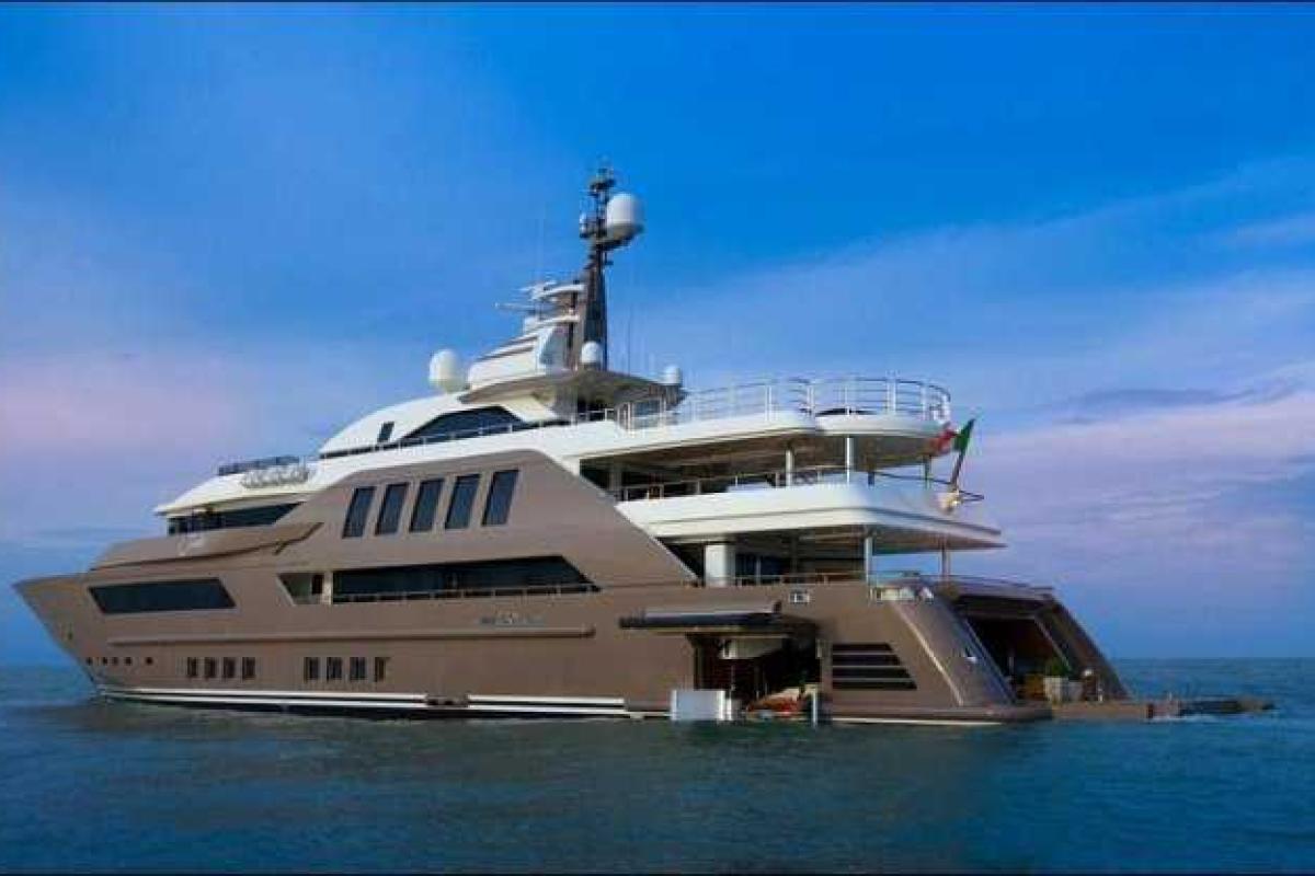 Стильная яхта с гаражом для катера Стильная яхта с гаражом для катера