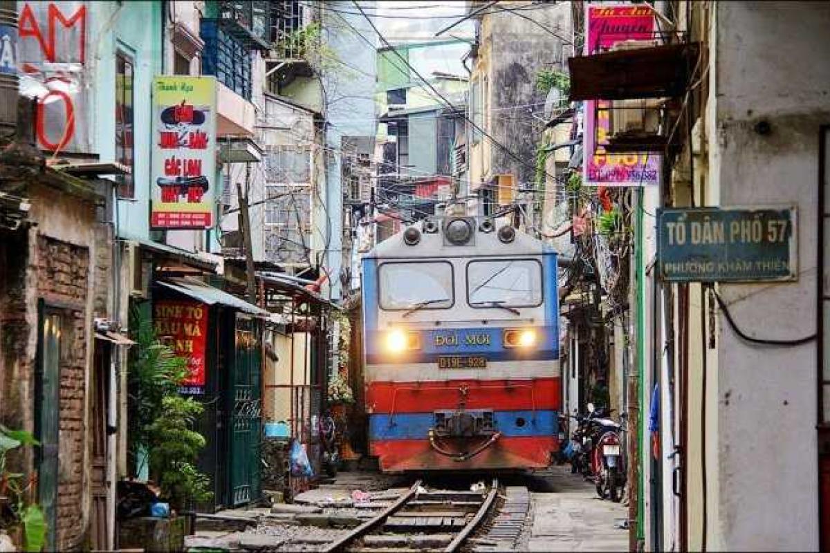 Между жилыми домами Ханоя проходит настоящая железная дорога Между жилыми домами Ханоя проходит настоящая железная дорога