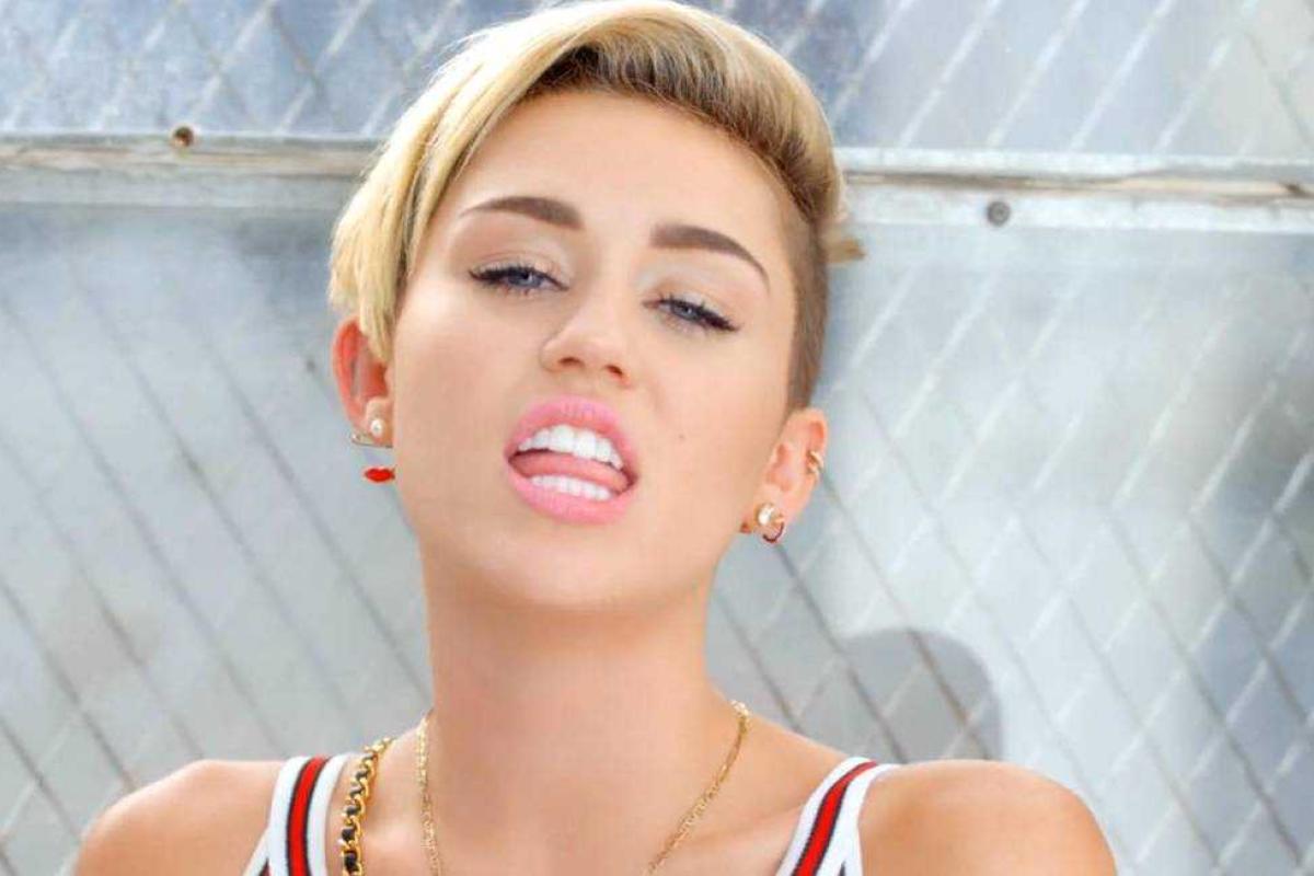 Эпатажная Майли Сайрус поддержала эстафету "Освободи соски" Эпатажная Майли Сайрус поддержала эстафету "Освободи соски"