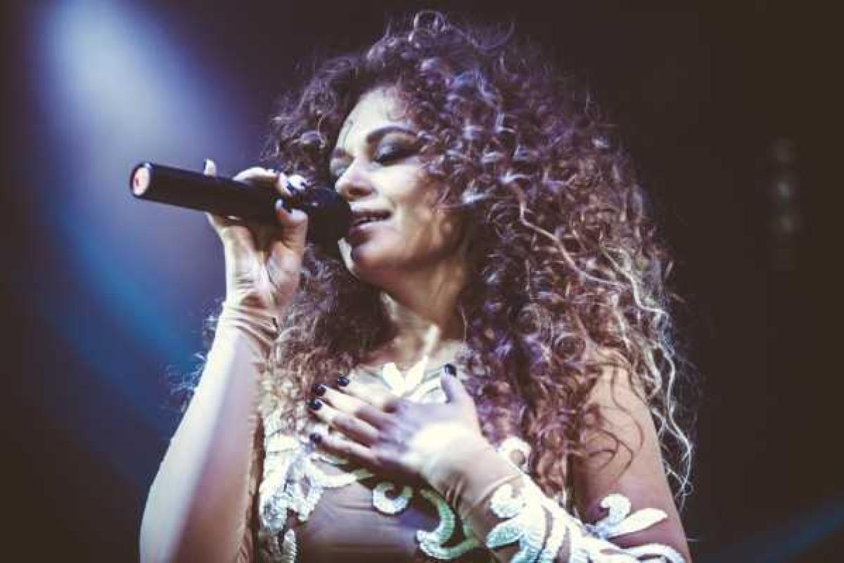 Яна Соломко для поддержания своих форм занимается танцами Яна Соломко для поддержания своих форм занимается танцами