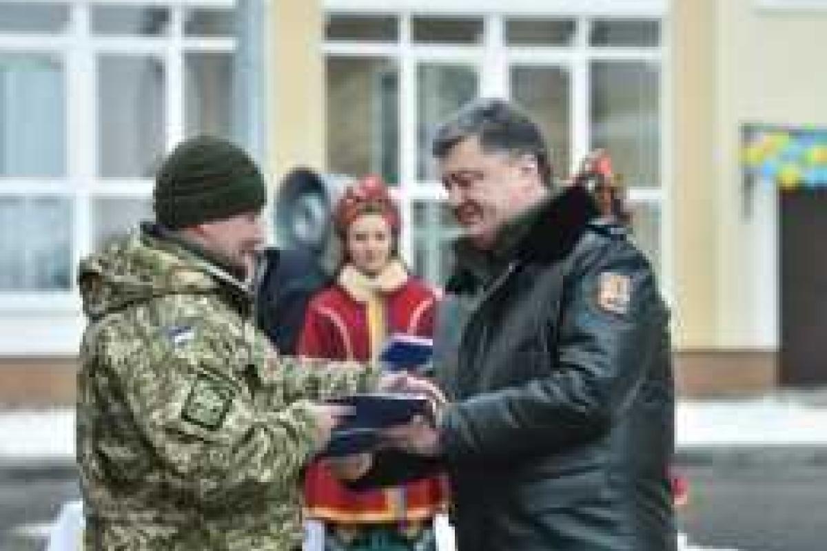 Военнослужащие накануне Дня ВСУ получили награды и ключи от квартир Военнослужащие накануне Дня ВСУ получили награды и ключи от квартир