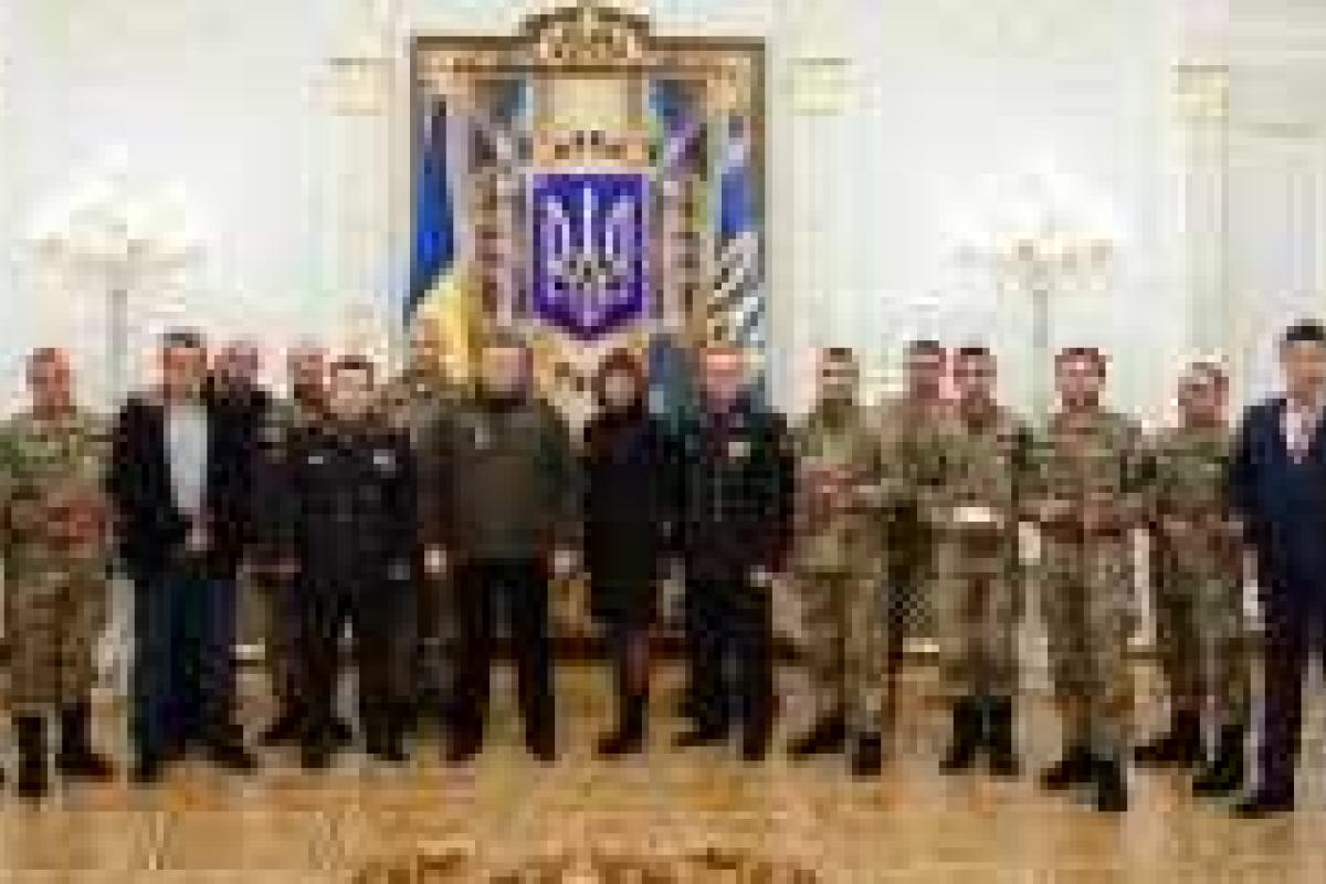 Президент Украины встретился с донецкими "киборгами"