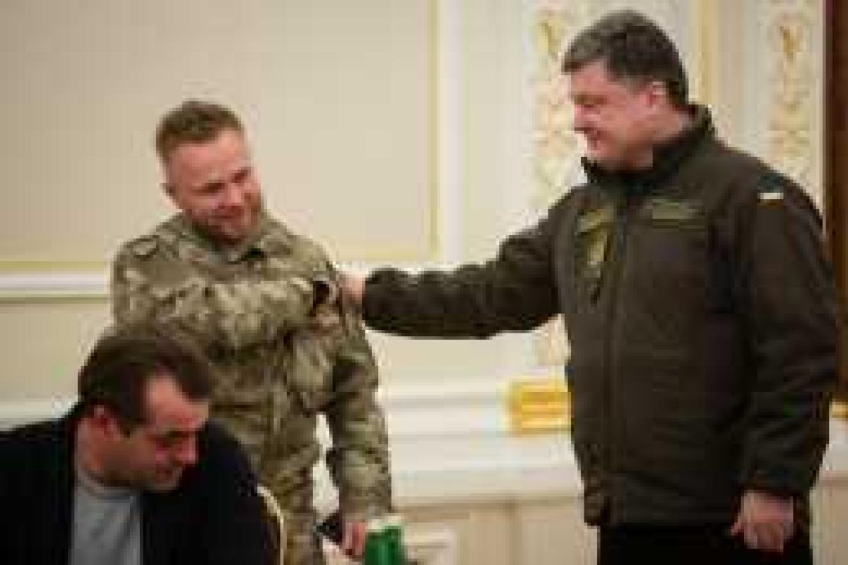 Порошенко вручил паспорт Украины воину-белорусу Сергею Коротких
