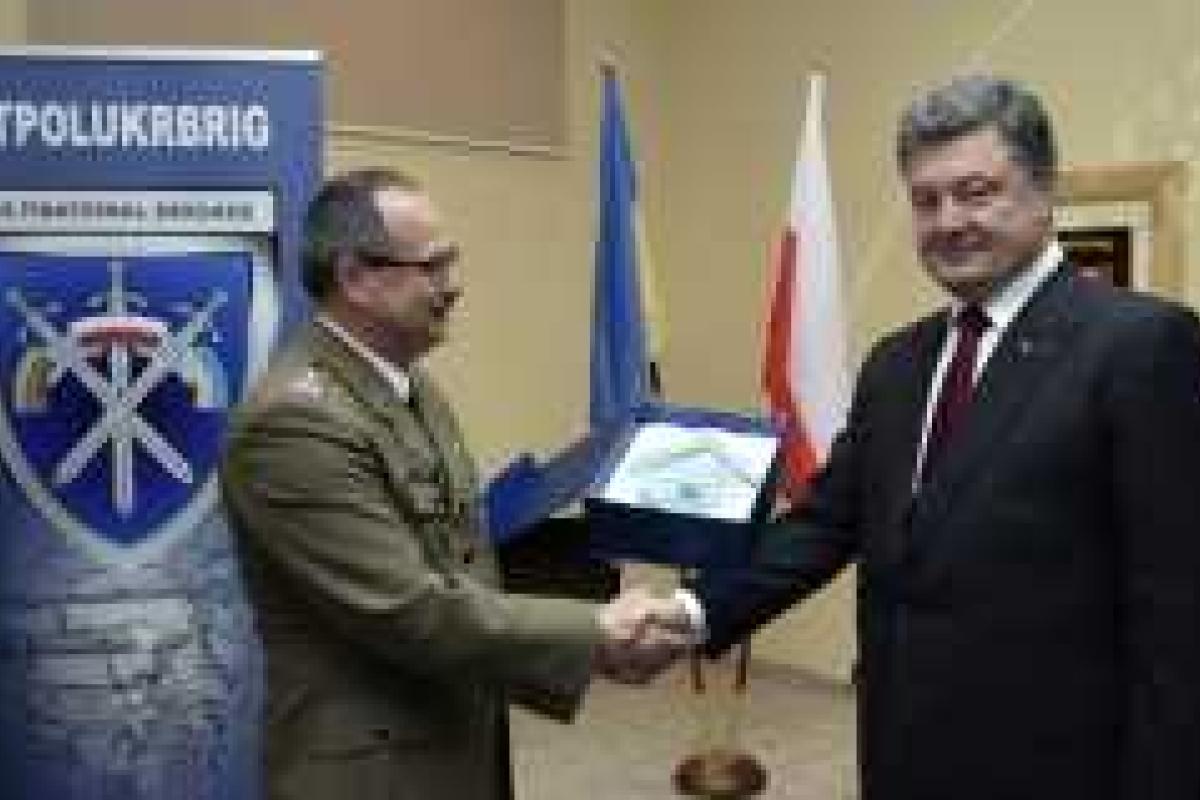 Порошенко в Польше посетил место будущей дислокации военного подразделения Укрполлитбриг Порошенко в Польше посетил место будущей дислокации военного подразделения Укрполлитбриг