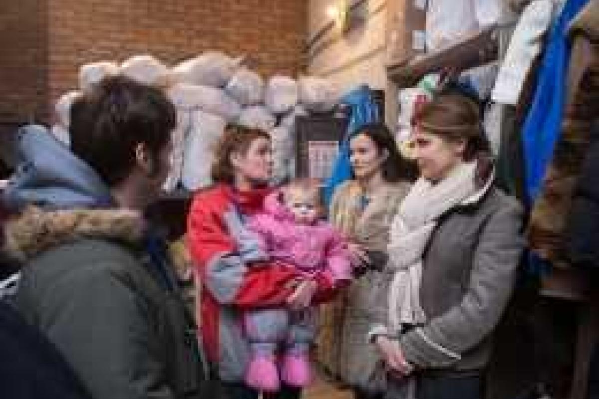 Марина Порошенко посетила волонтерский центр "Каждый может помочь" 