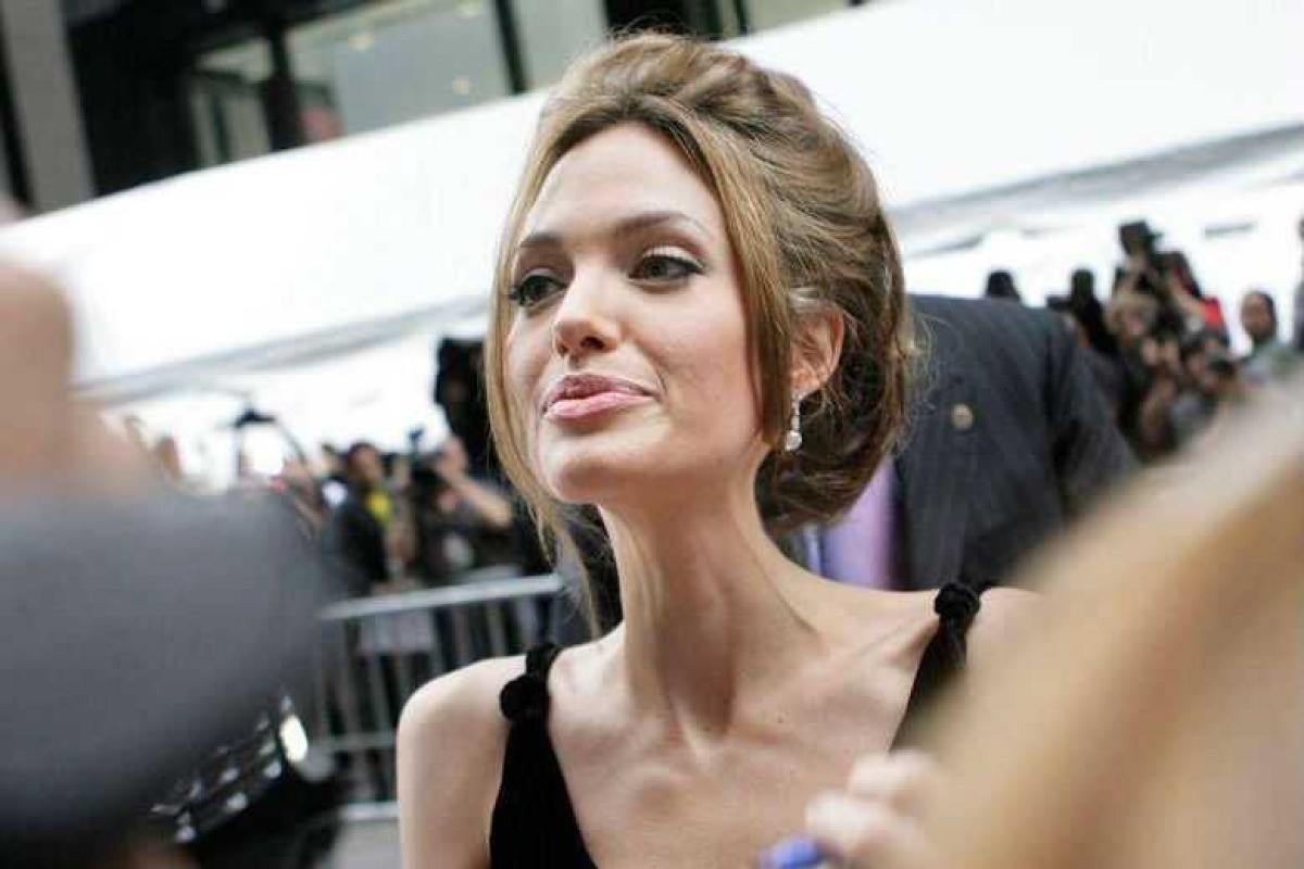 Анджелина Джоли не хочет показывать свое лицо поклонникам Анджелина Джоли не хочет показывать свое лицо поклонникам