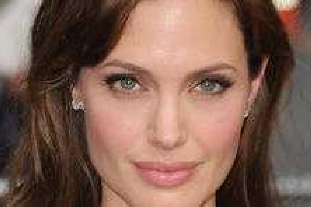 Анджелина Джоли готовится к очередной операции Анджелина Джоли готовится к очередной операции