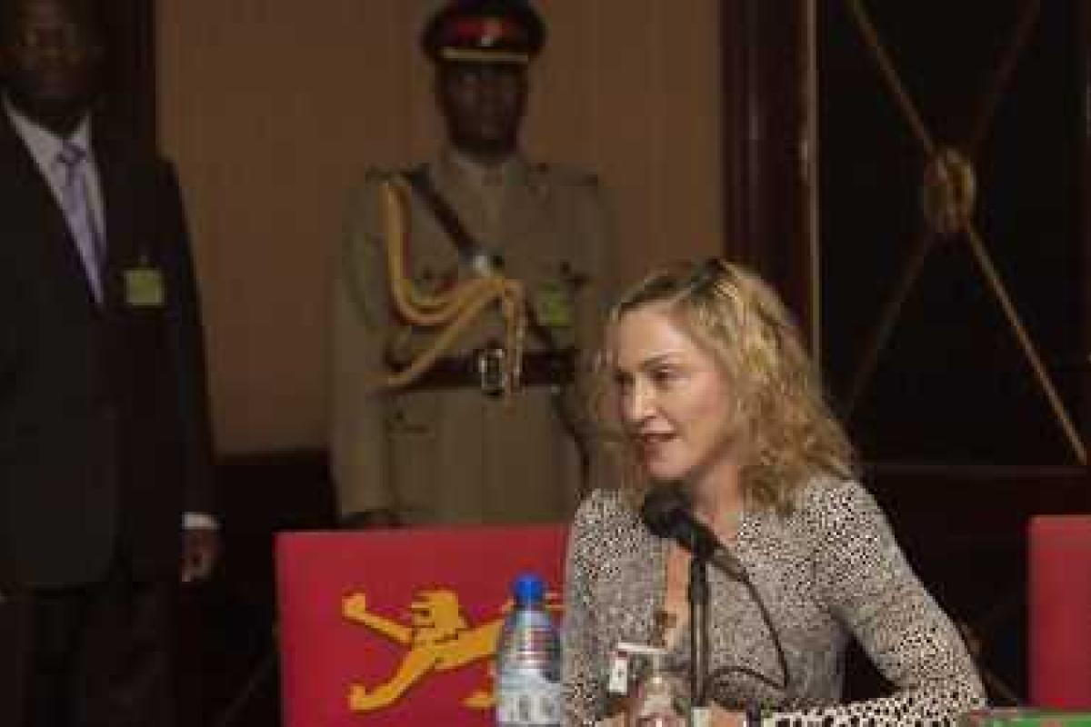 Многодетная Мадонна вновь хочет стать мамой Многодетная Мадонна вновь хочет стать мамой