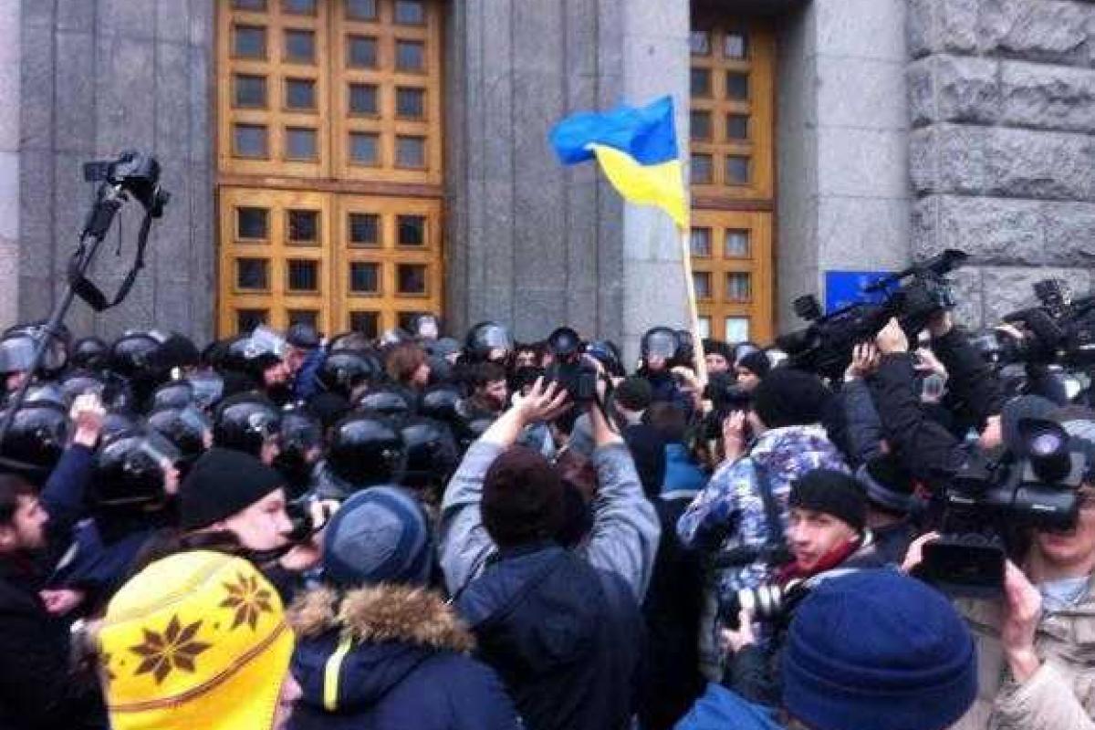 Активисты пикетируют здание харьковской мэрии Активисты пикетируют здание харьковской мэрии