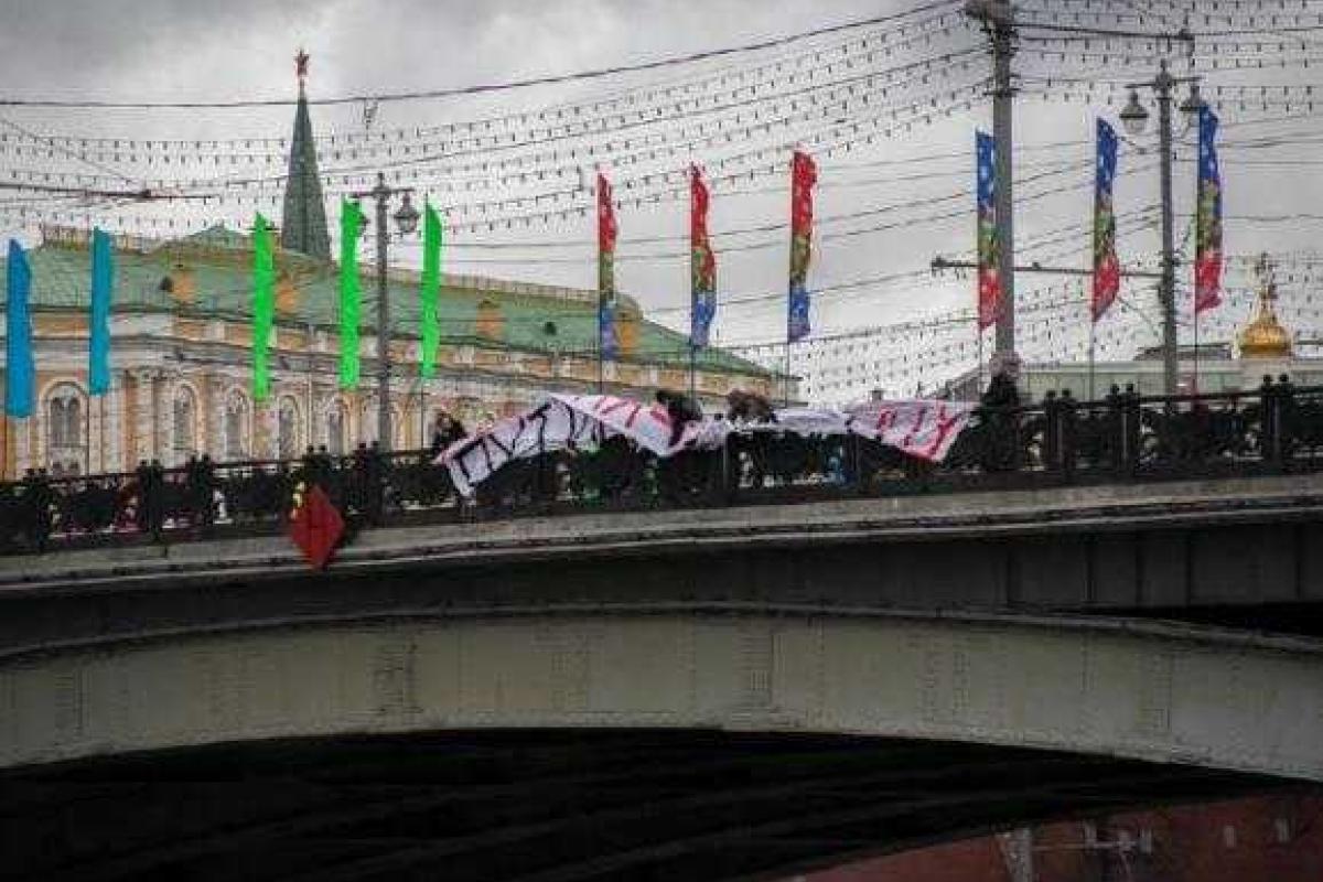 Антипутинские плакаты реют на мостах главных городов России