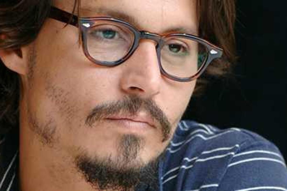 Джонни Депп начал борьбу с алкогольной зависимостью Джонни Депп начал борьбу с алкогольной зависимостью