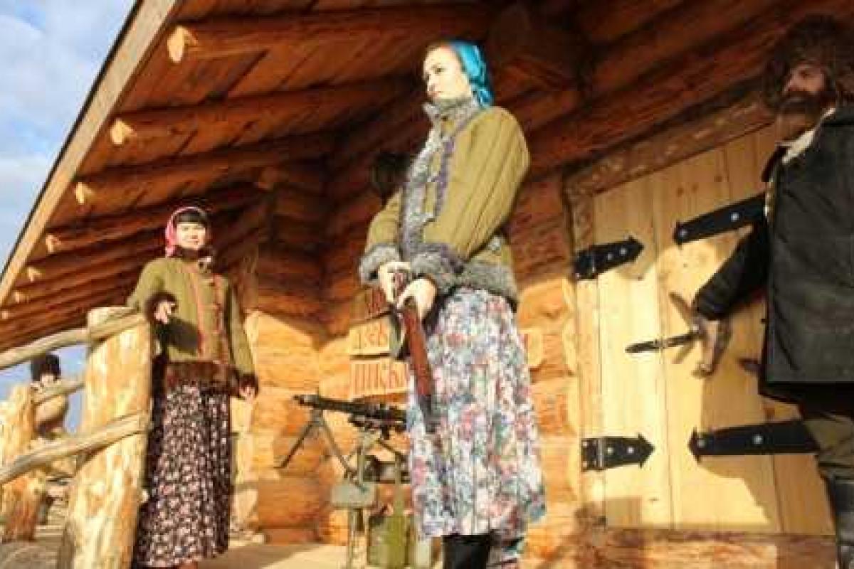 Российский модельер предлагает одеть женщин в ватники, расшитые под хохлому Российский модельер предлагает одеть женщин в ватники, расшитые под хохлому