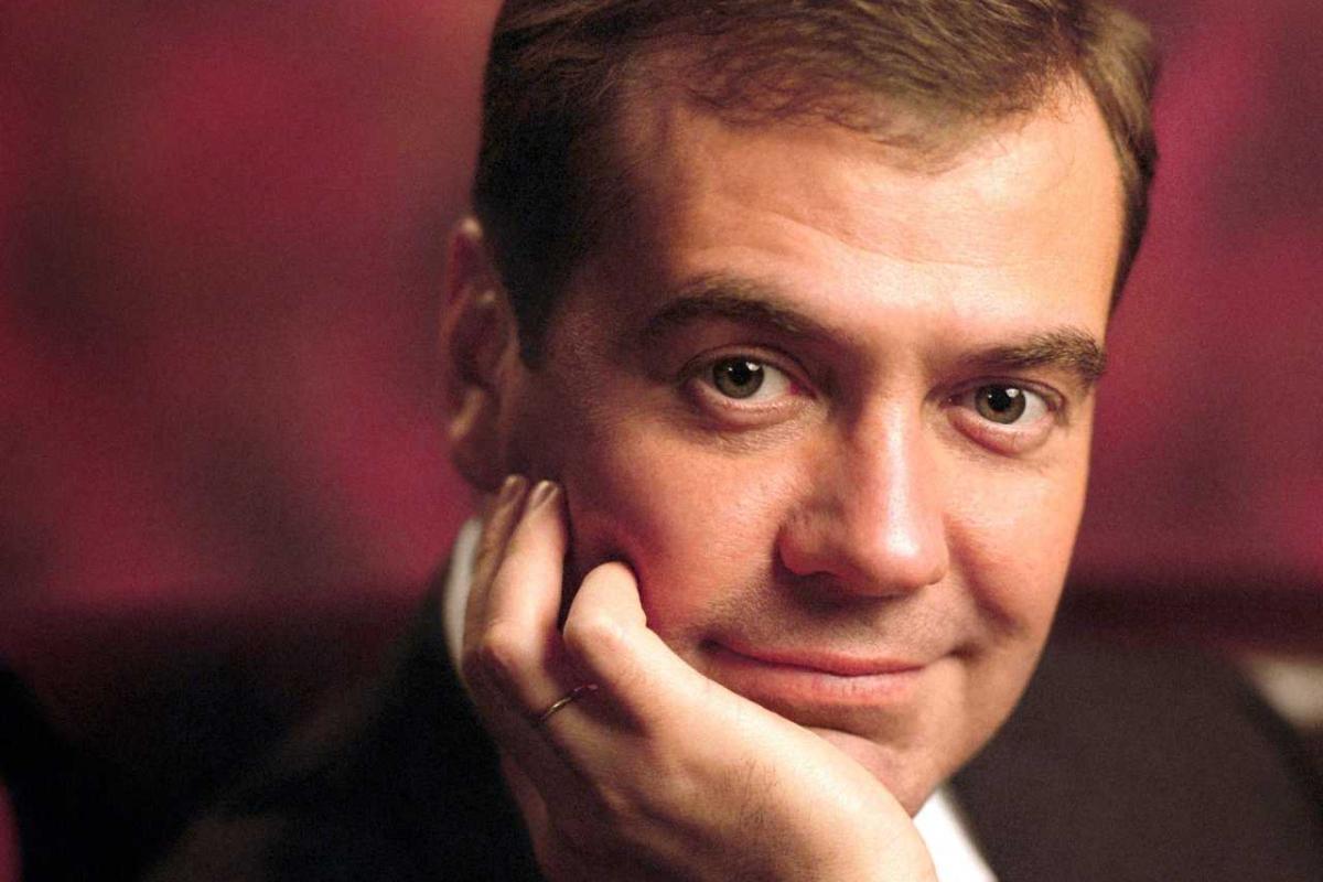 Медведев своему народу: не суетитесь, все будет нормально Медведев своему народу: не суетитесь, все будет нормально