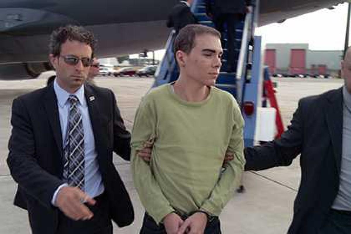 Порноактеру грозит пожизненное заключение за "расчлененку" Порноактеру грозит пожизненное заключение за "расчлененку"