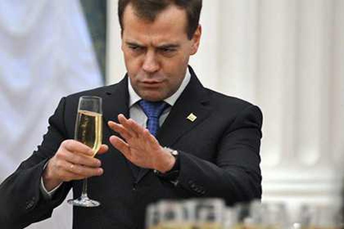 Медведев провел "экскурсию" по своему праздничному столу Медведев провел "экскурсию" по своему праздничному столу