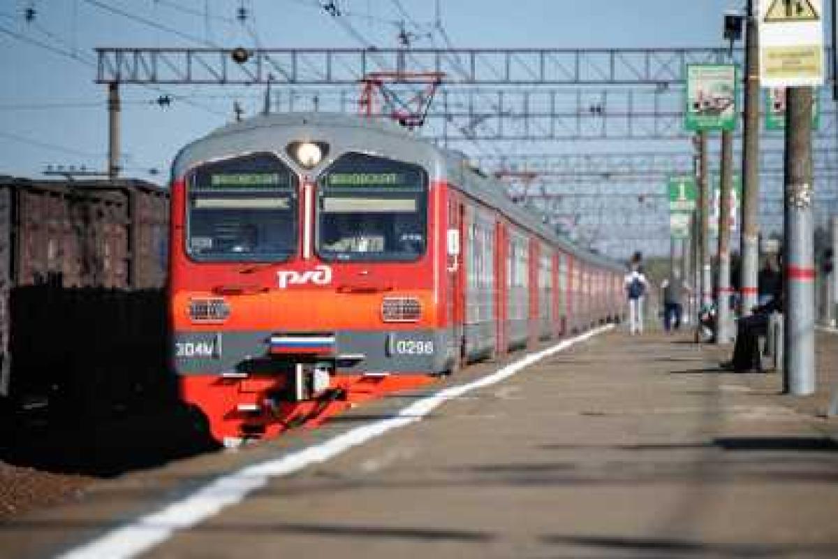 В Подмосковье грузовой поезд на переезде врезался в пассажирский автобус