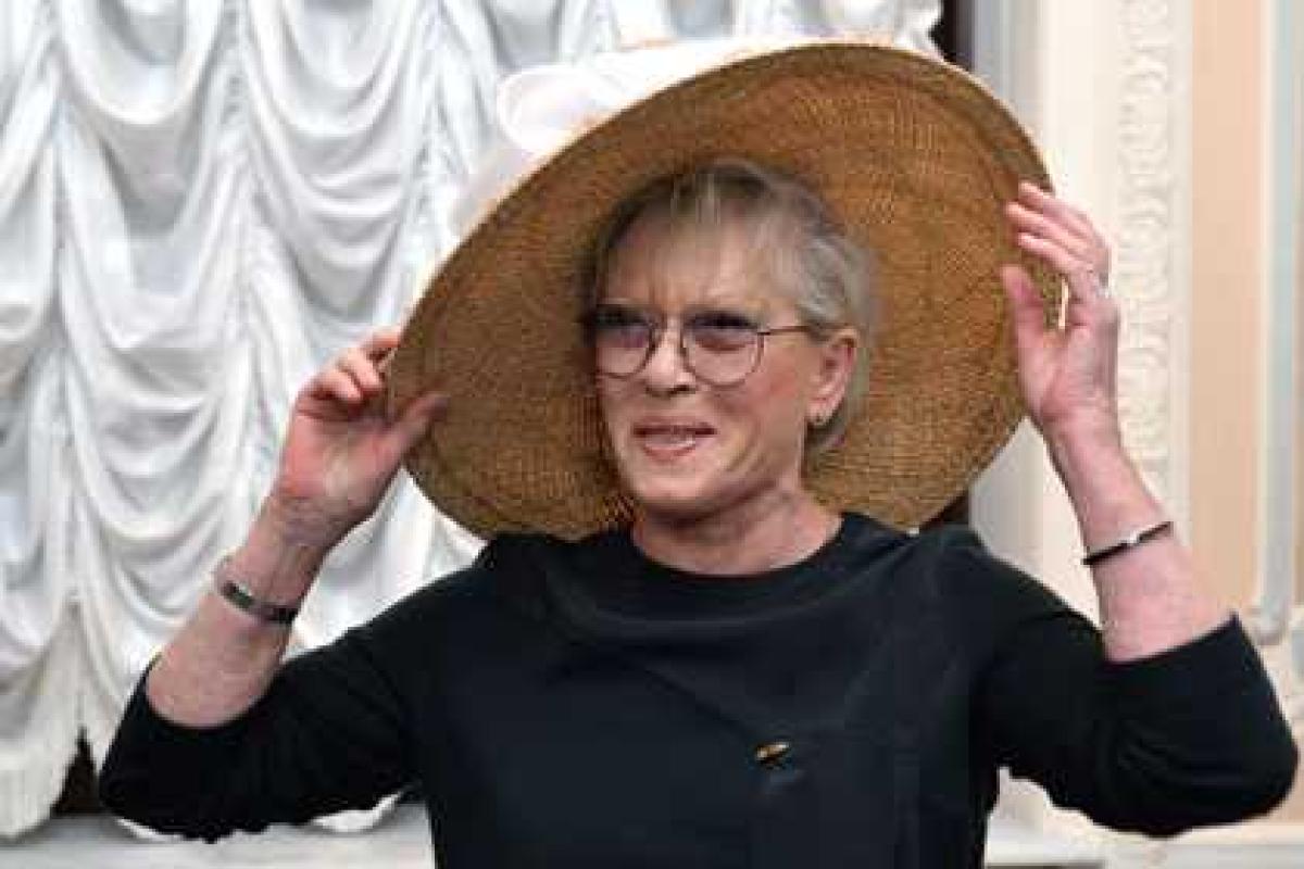 80-летняя Алиса Фрейндлих берет уроки в Академии русского балета 80-летняя Алиса Фрейндлих берет уроки в Академии русского балета