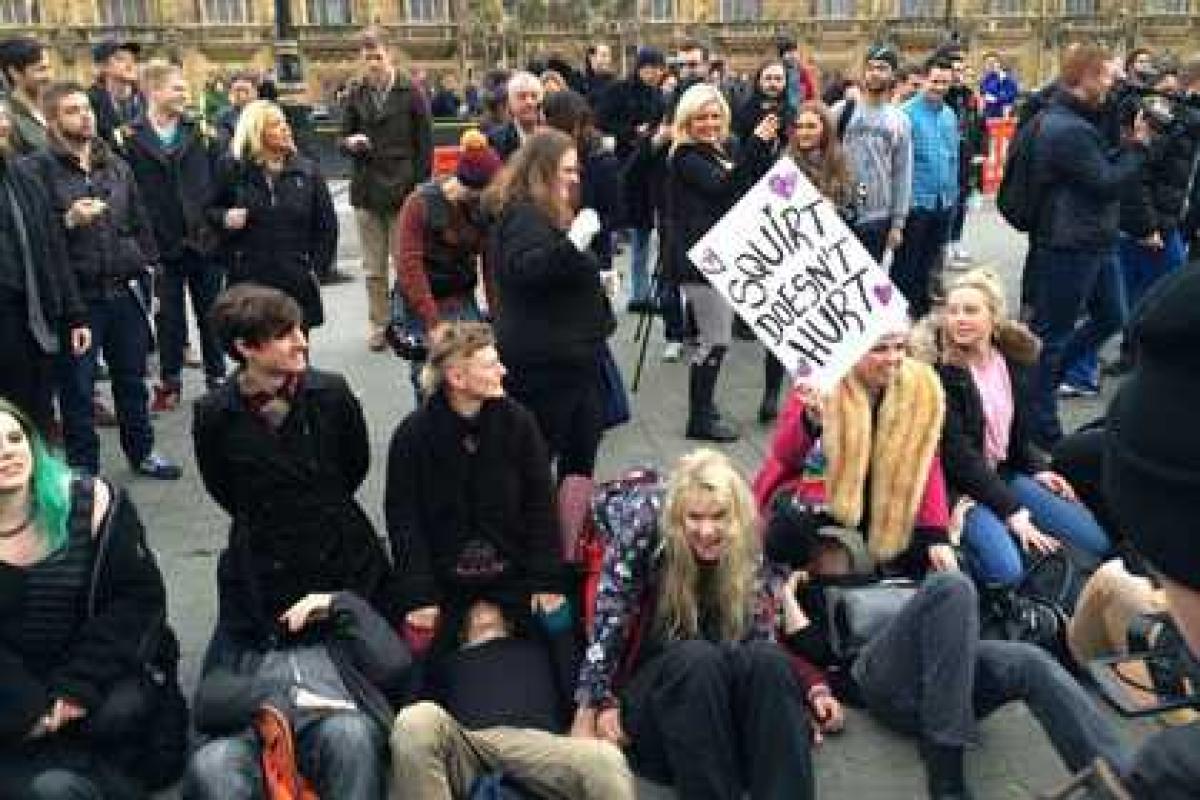 В Британии на акцию протеста собрались любители жесткого порно В Британии на акцию протеста собрались любители жесткого порно