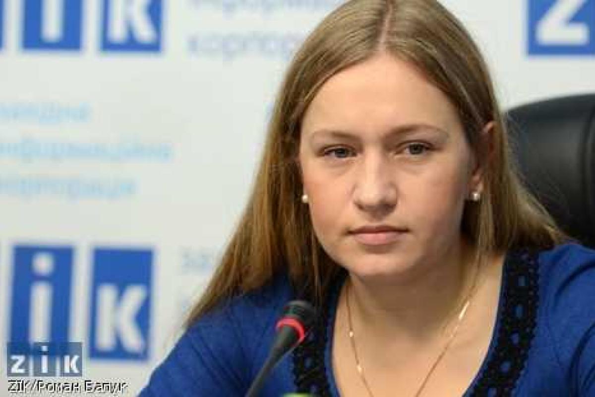 Членам правительства вручили учебники украинского языка