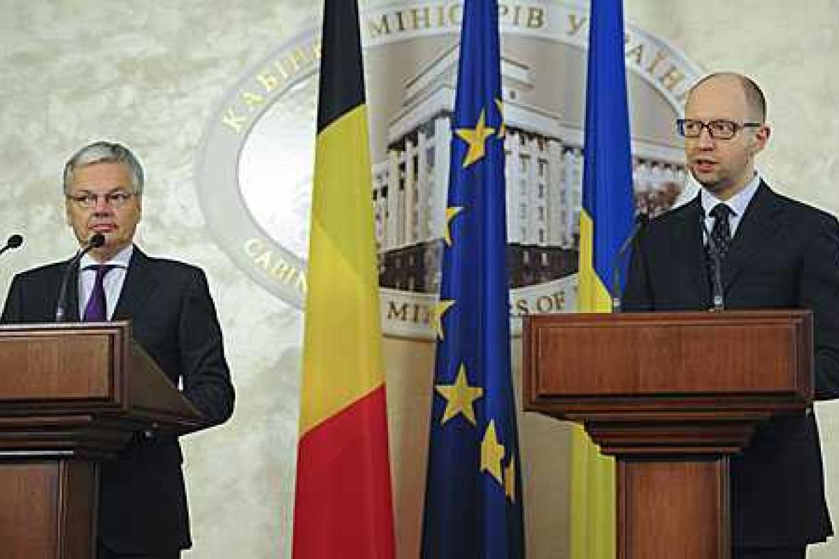 Россия обязана выполнить Минские договоренности - Арсений Яценюк Россия обязана выполнить Минские договоренности - Арсений Яценюк