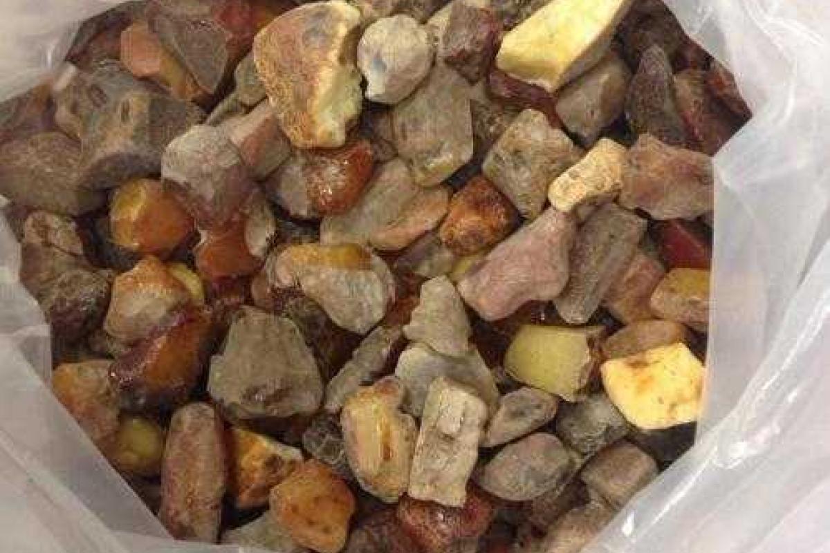 Китаец пытался незаконно вывезти из Украины 15 кг янтаря