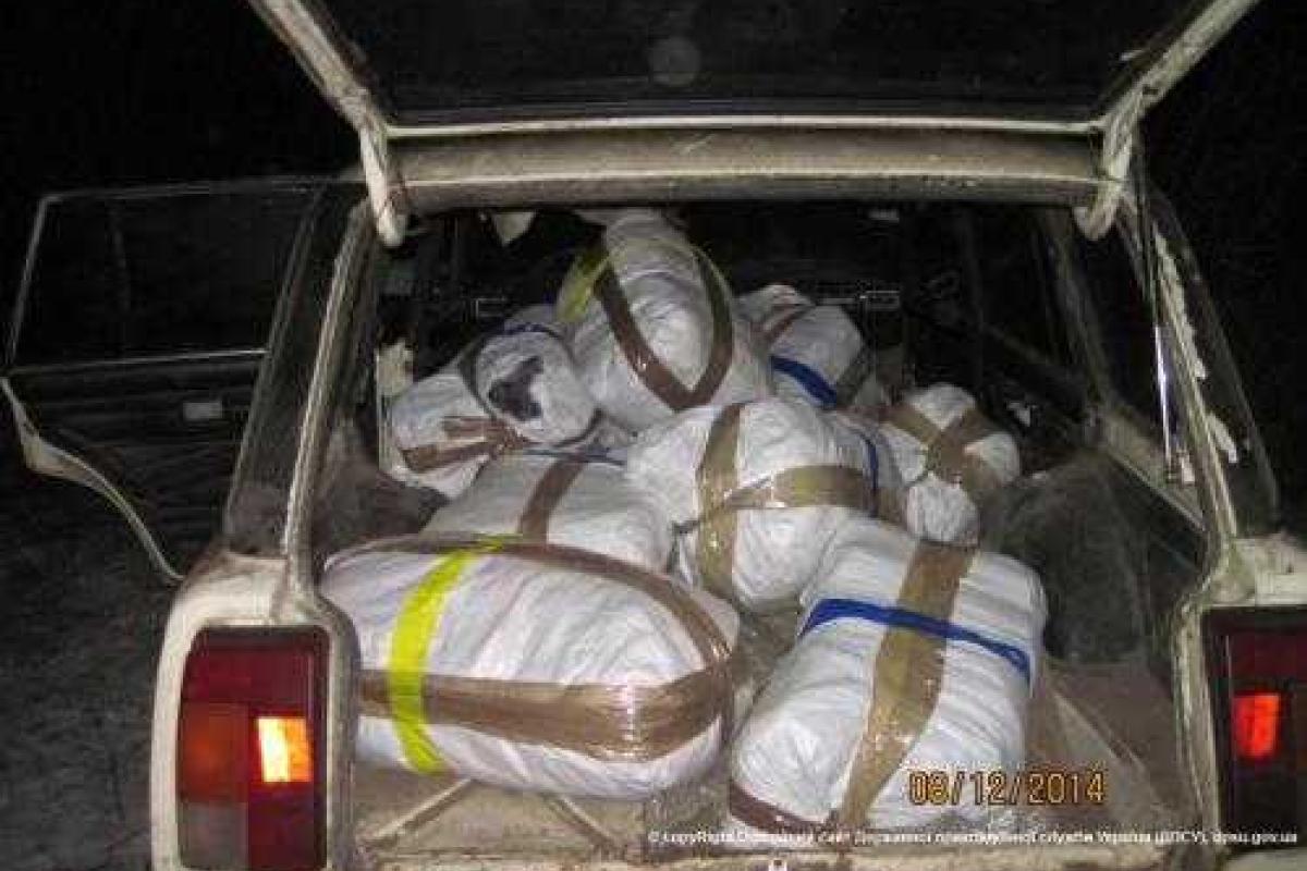 Сумские пограничники обнаружили автомобиль, забитый мешками с одеждой Сумские пограничники обнаружили автомобиль, забитый мешками с одеждой
