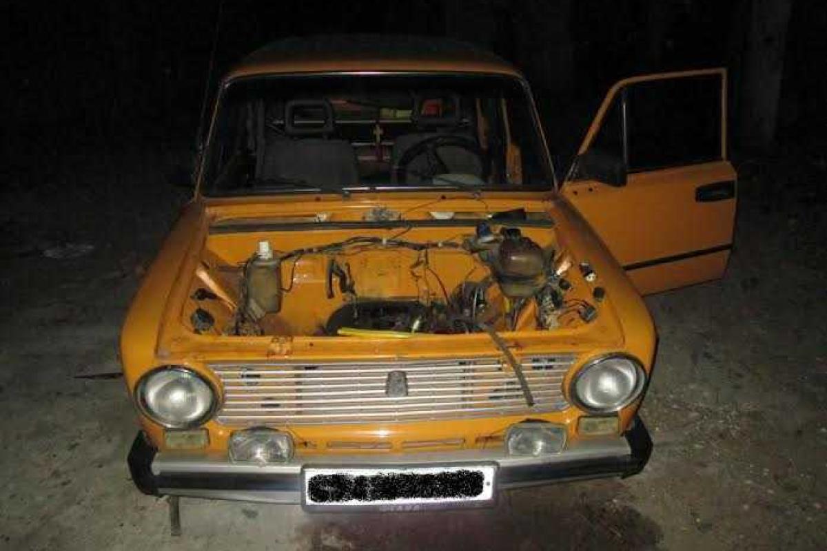 На Житомирщине задержан парень, потрошивший угнанные авто На Житомирщине задержан парень, потрошивший угнанные авто