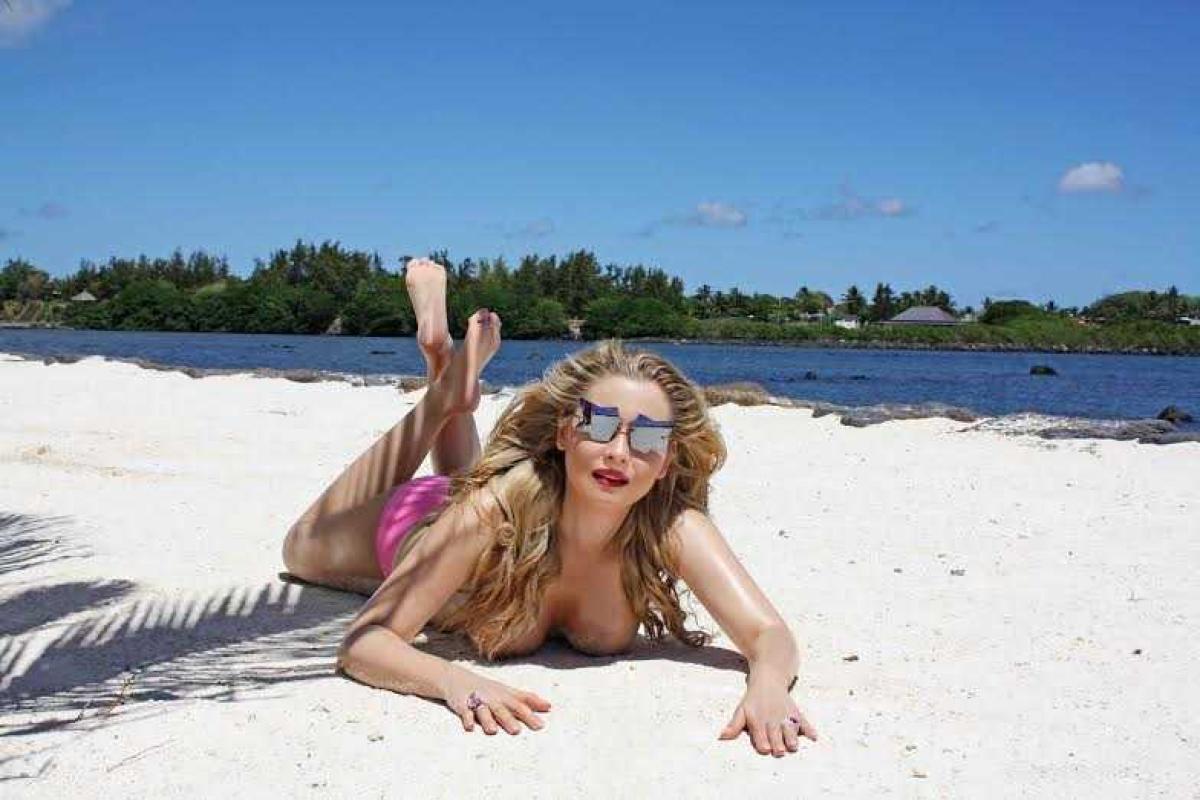 Лена Ленина, отдыхая на островах, любит загорать топлесс Лена Ленина, отдыхая на островах, любит загорать топлесс