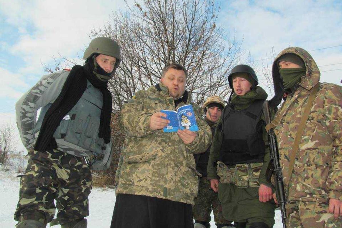 В гостях у защитников Мариуполя побывал военный капеллан В гостях у защитников Мариуполя побывал военный капеллан