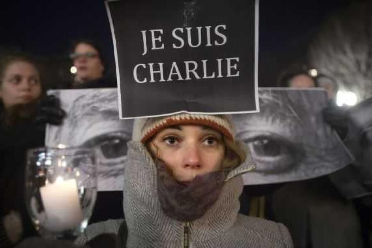 Десятки тысяч людей вышли на улицы французских городов почтить память погибших в теракте Десятки тысяч людей вышли на улицы французских городов почтить память погибших в теракте