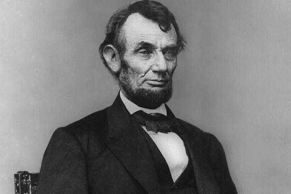 Кусок от постельного белья со следами крови Авраама Линкольна продан на аукционе Кусок от постельного белья со следами крови Авраама Линкольна продан на аукционе