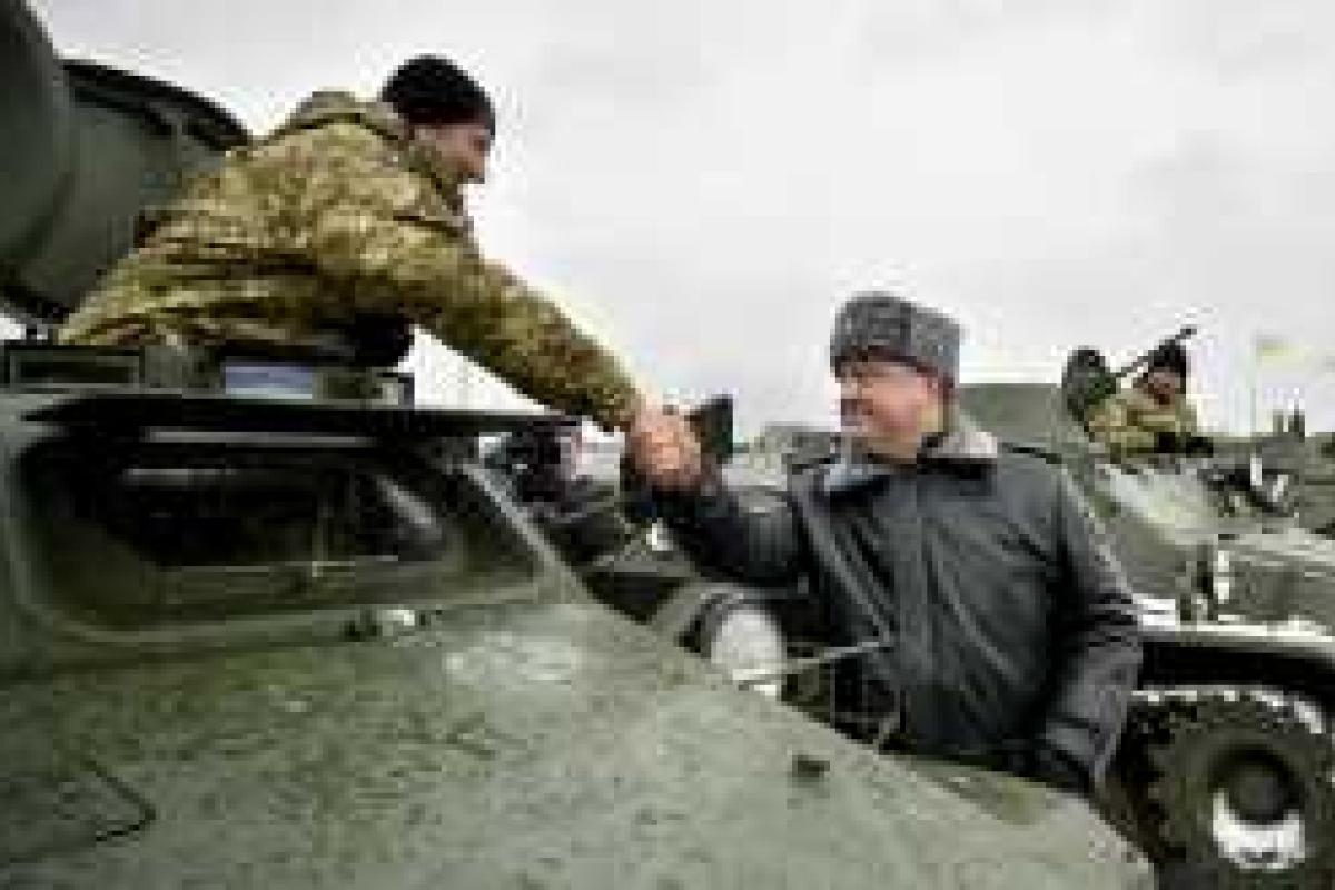 Порошенко: защитники Отечества должны быть обеспечены всем необходимым Порошенко: защитники Отечества должны быть обеспечены всем необходимым
