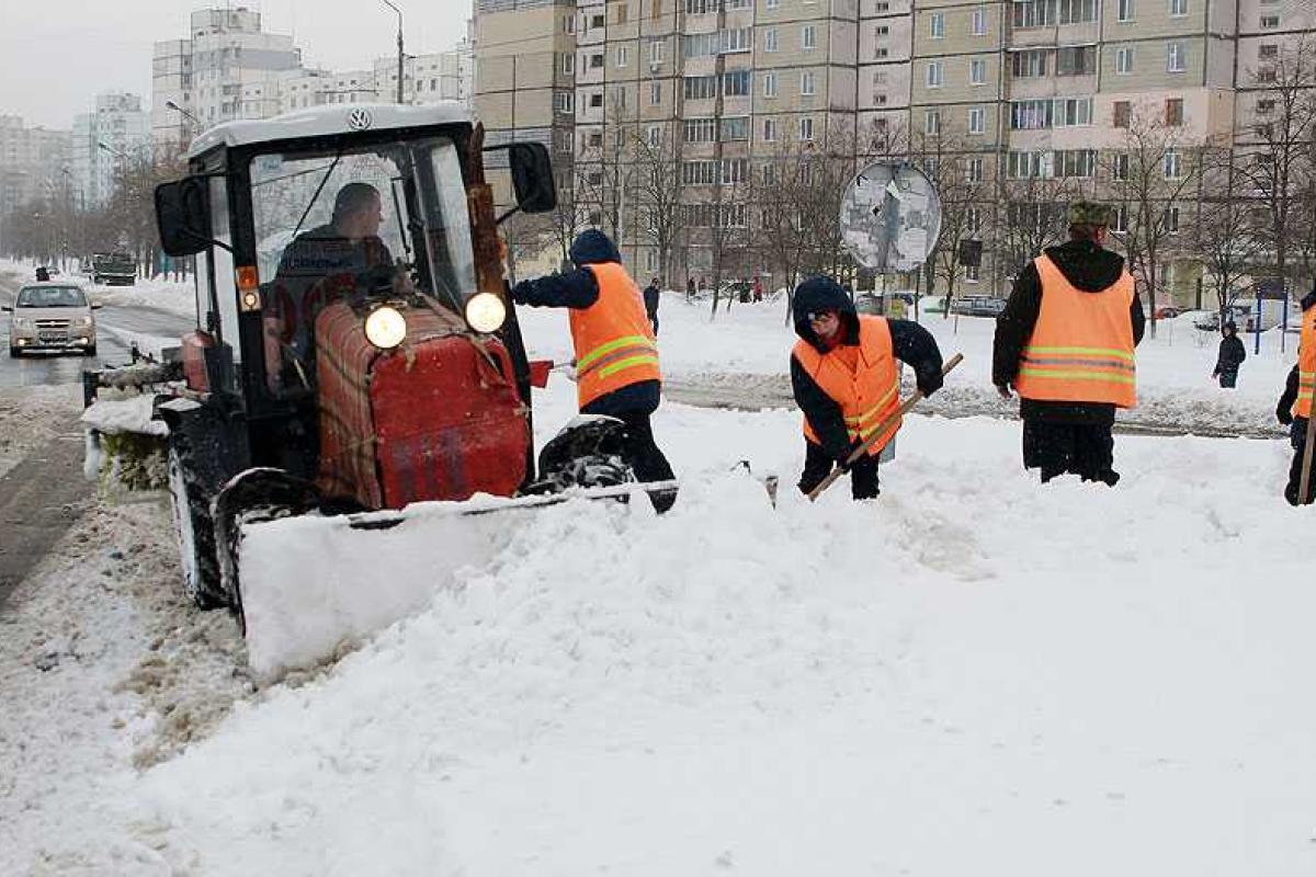 За сутки с улиц Киева вывезли 856 тонн снега За сутки с улиц Киева вывезли 856 тонн снега