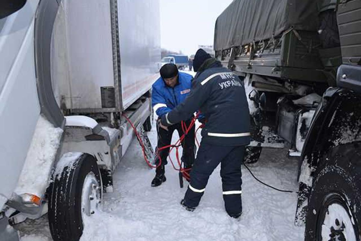Спасатели продолжают оказывать помощь людям, застрявшим в снежных заносах на автодорогах