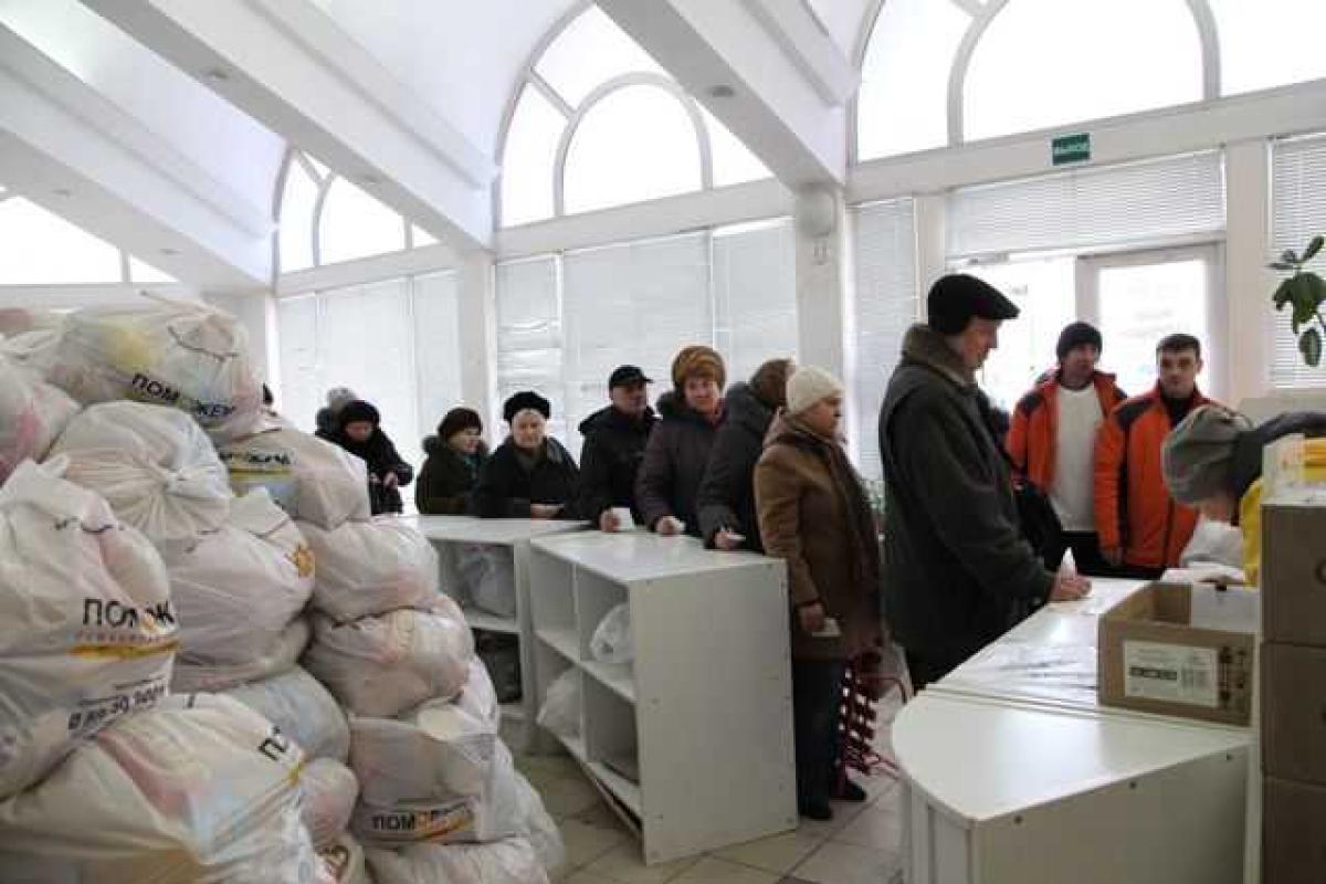 Гуманитарный штаб Ахметова ежедневно выдает продуктовые наборы жителям Донецка Гуманитарный штаб Ахметова ежедневно выдает продуктовые наборы жителям Донецка