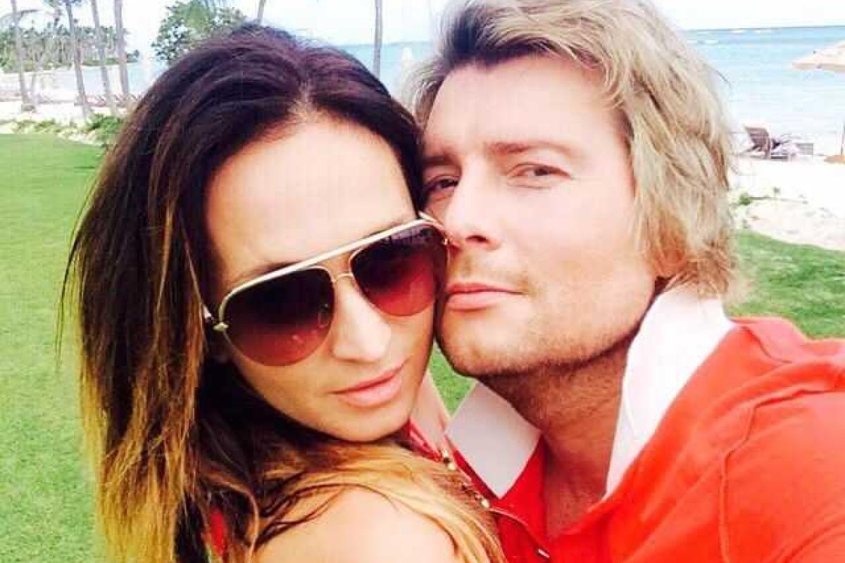 Золотой голос России выгуливает свою будущую жену в теплых краях Золотой голос России выгуливает свою будущую жену в теплых краях