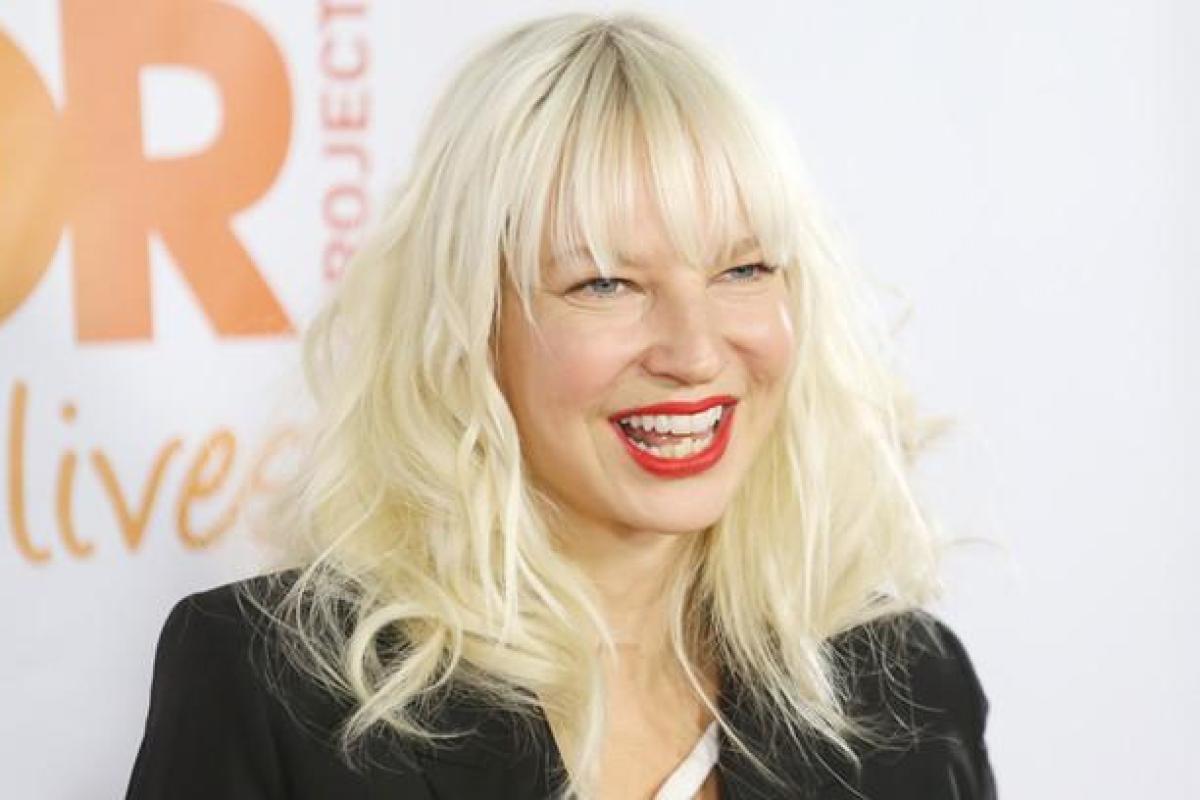 Новый клип певицы Sia взорвал YouTube Новый клип певицы Sia взорвал YouTube