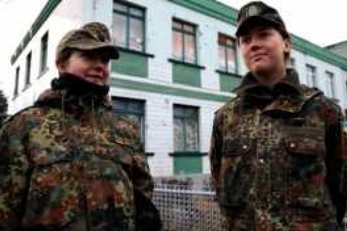 Активистки-луганчанки стали добровольцами батальона "Луганск-1" Активистки-луганчанки стали добровольцами батальона "Луганск-1"