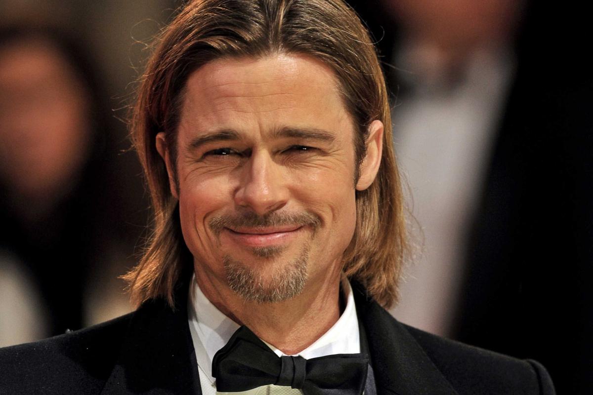 Бред Питт красит ногти Бред Питт красит ногти