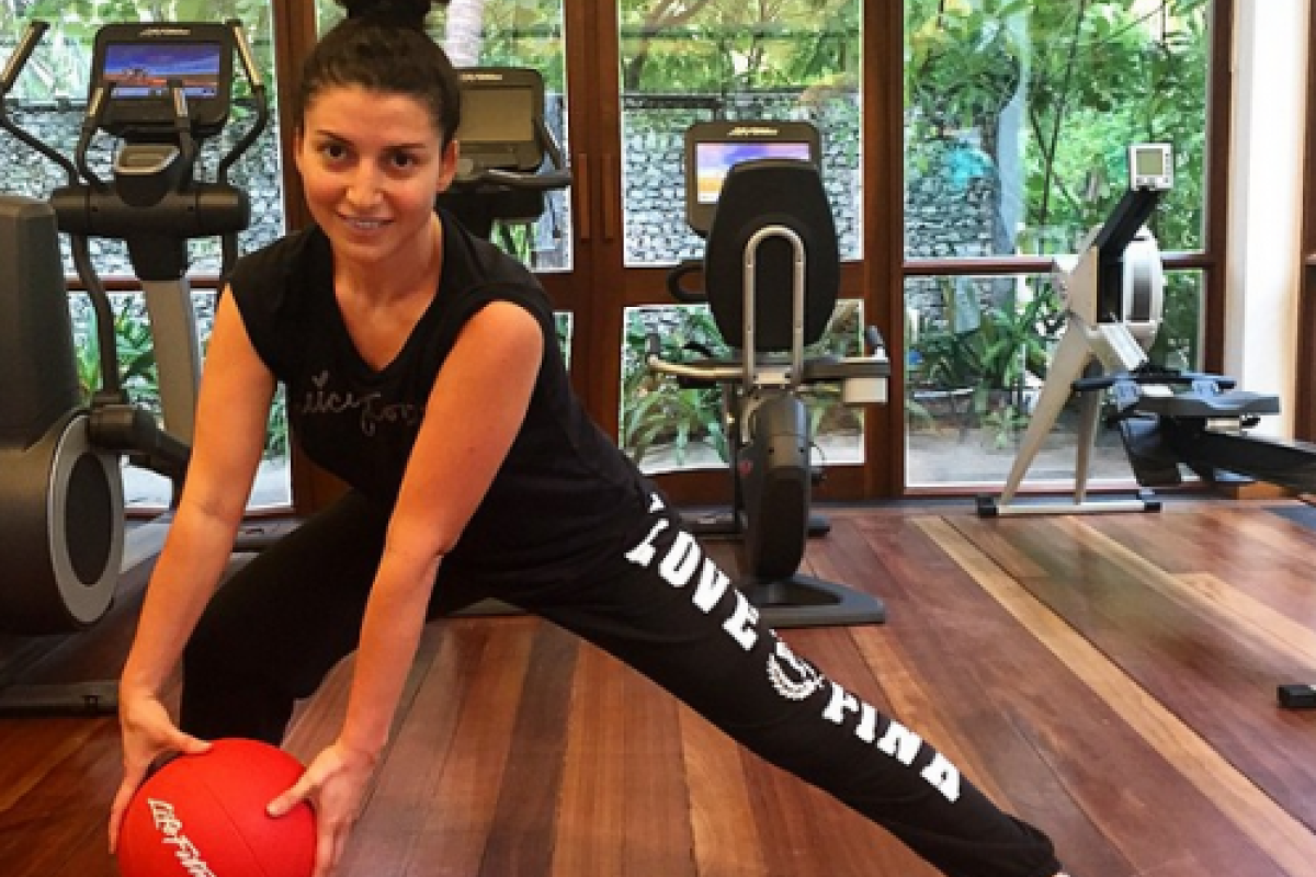 Жасмин висит вверх ногами, чтобы похудеть Жасмин висит вверх ногами, чтобы похудеть