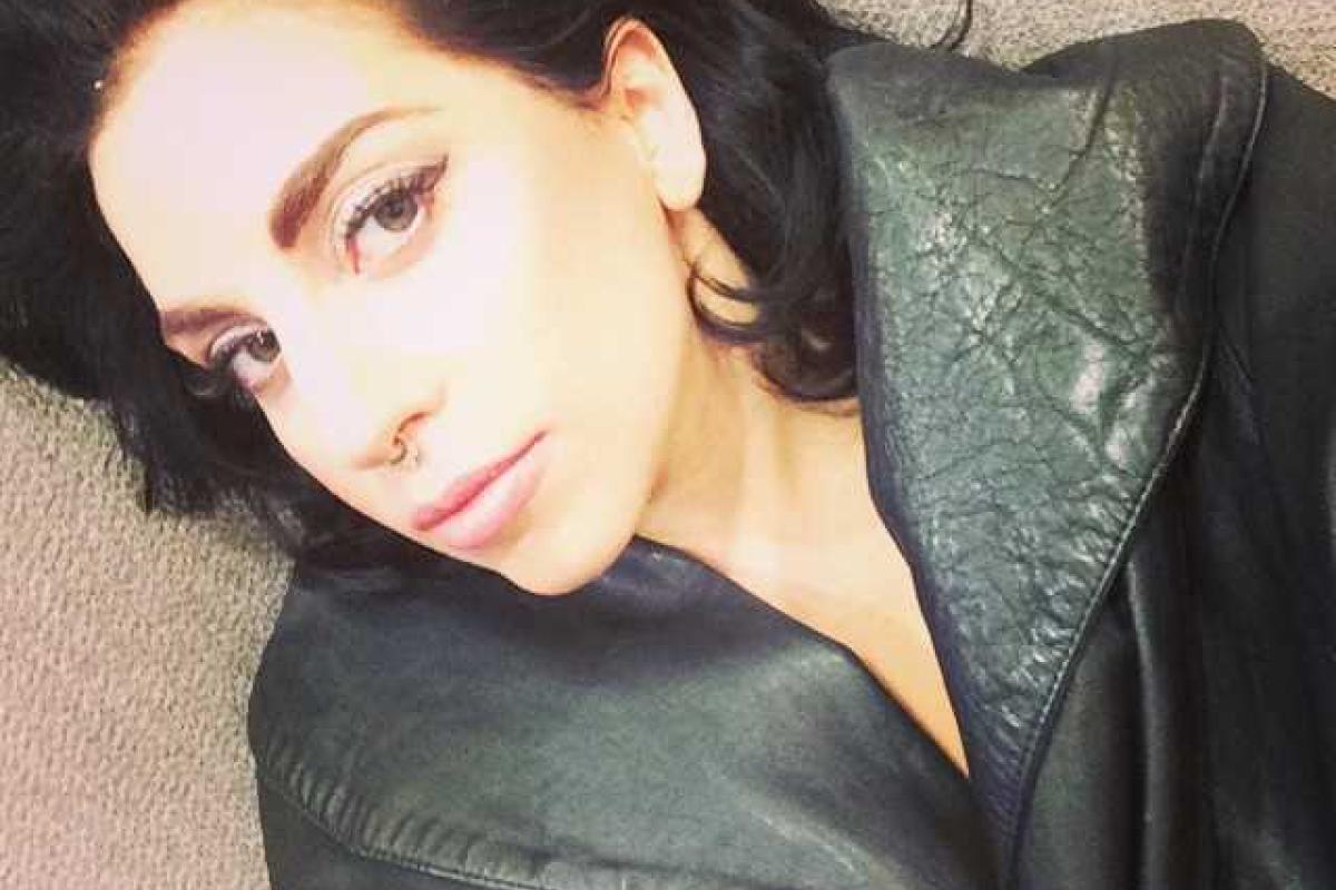 Певица Lady Gaga сделала 50 селфи для новой линии косметики Певица Lady Gaga сделала 50 селфи для новой линии косметики